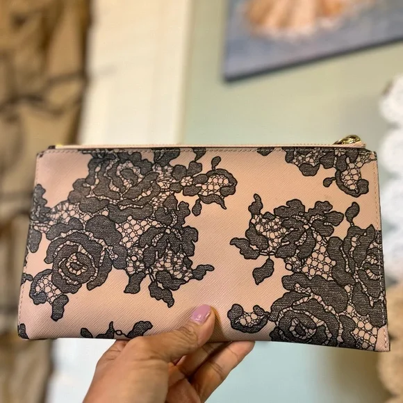 MICHAEL Michael Kors MICHAEL Michael Kors Emry Lace Wristlet PreLoved - Picture 2 of 11